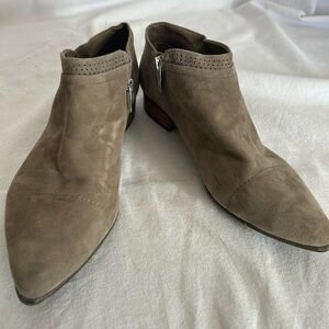 VINCE CAMUTO-Taupe Suede Ankle Boots